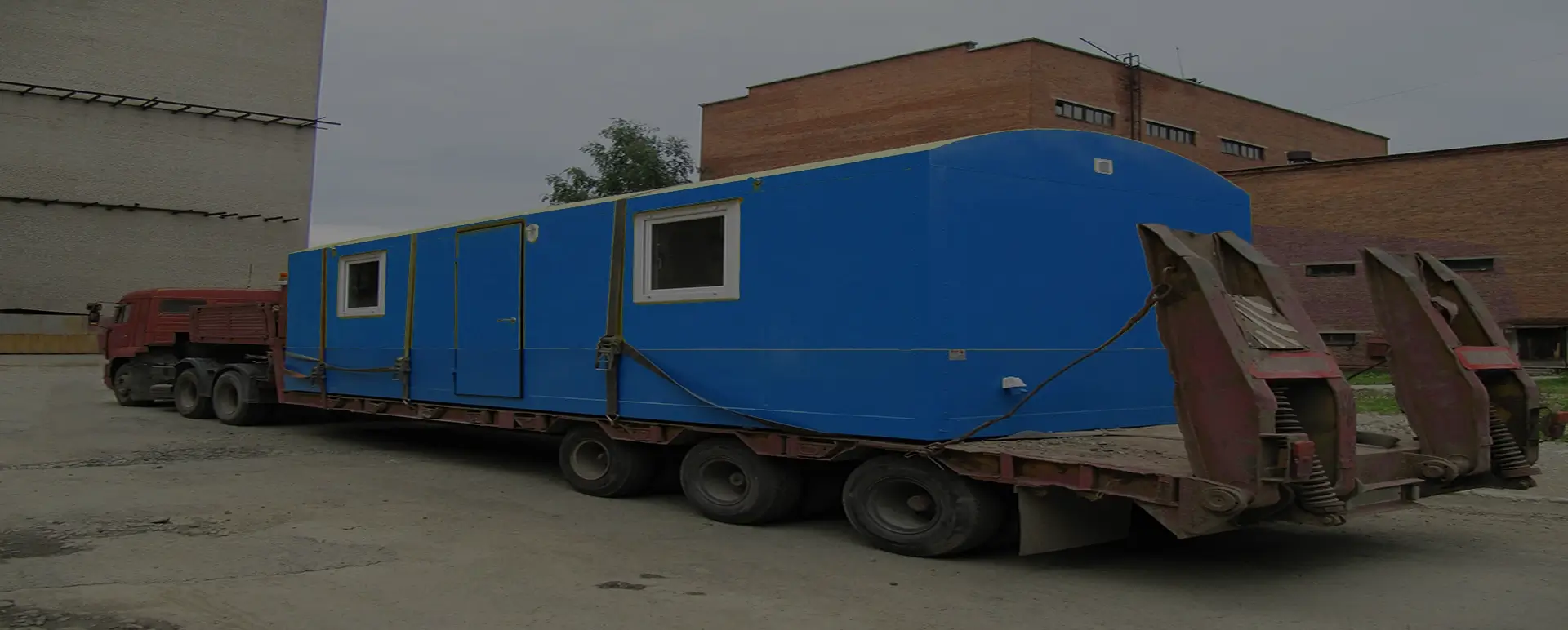 Заказать безопасную и качественную перевозку вагон домов и блок комнат по России из Канска специализированными низкорамными тралами